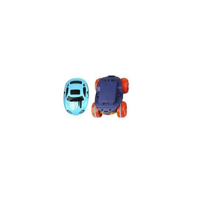 Course palpitante sur un circuit magnétique flexible, voiture filant sur la piste créative pour enfants.