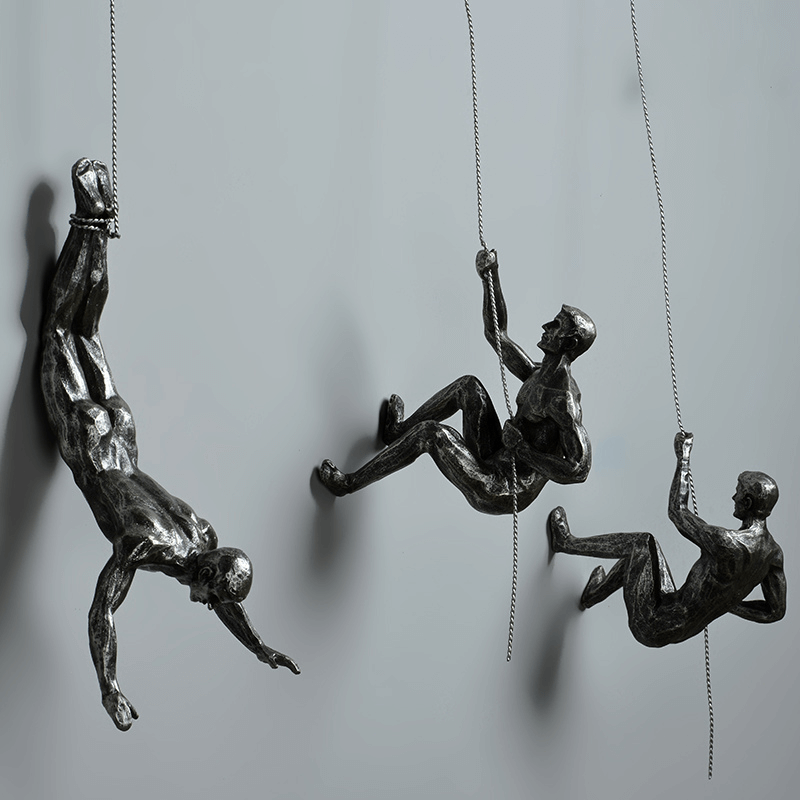 Décoration murale design Homme Grimpant, sculpture artistique en résine, style moderne pour luxe.