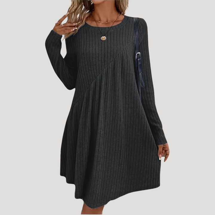 Élégante robe droite femme décontractée, longueur genou. Parfaite pour un look simple et confortable au quotidien.