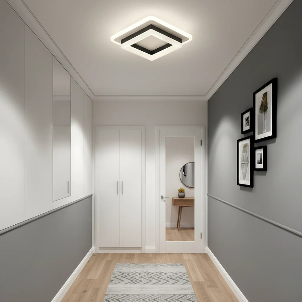 Design moderne, plafonnier LED carré, optimise la lumière dans le couloir.