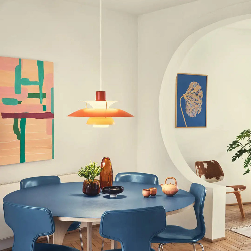 Élégant luminaire suspendu LED, idéal pour salle à manger, ambiance chaleureuse.