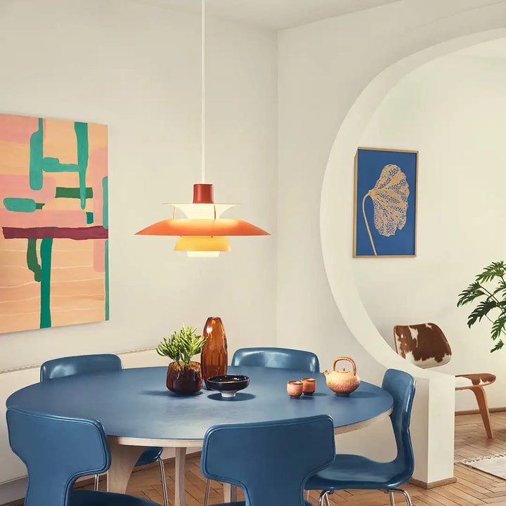 Élégant luminaire suspendu LED, idéal pour salle à manger, ambiance chaleureuse.