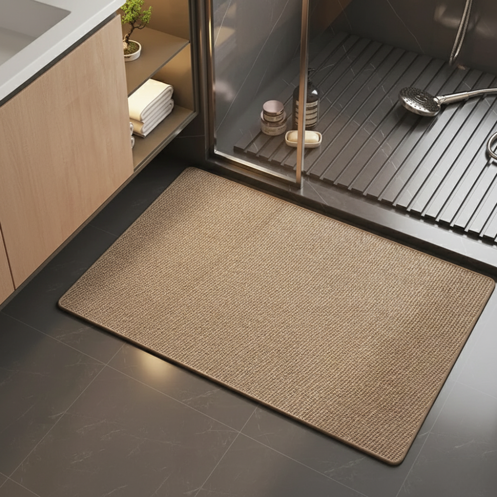 Tapis de bain antidérapant et absorbant en microfibre pour sécurité et confort dans la salle de bain.