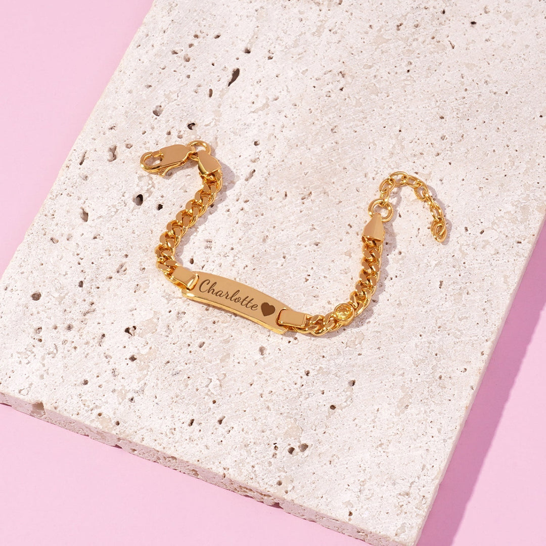 Cadeau de naissance pour maman: bracelet BabyBond gravé avec prénom de bébé, finition or, bijou souvenir unique.
