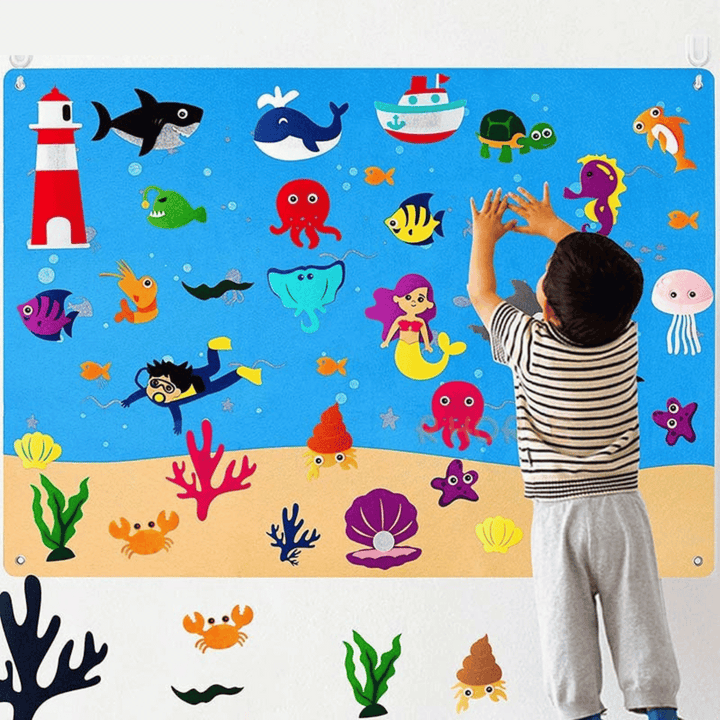 Tableau en feutre portable pour enfants, parfait pour les activités manuelles et le jeu éducatif en déplacement.