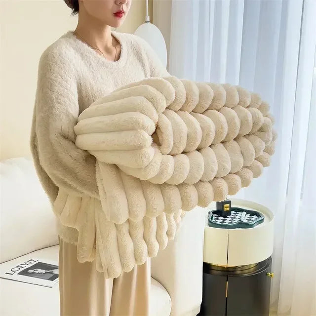 Plaid en polaire chaude gris pour lit ou salon, ambiance cocooning et douceur inégalée.