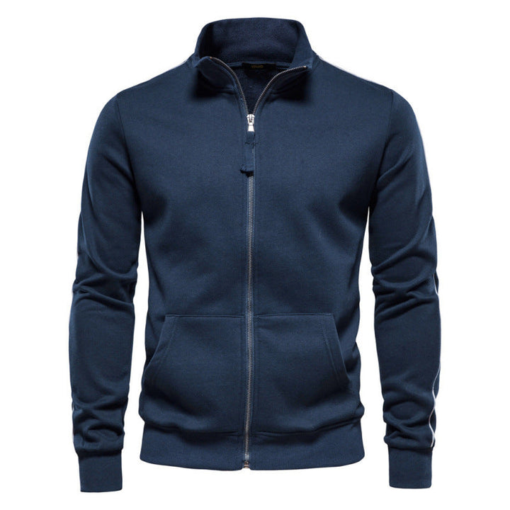 Vêtement homme confortable, sweatshirt à col montant zippé vert kaki, poches pratiques pour style décontracté.