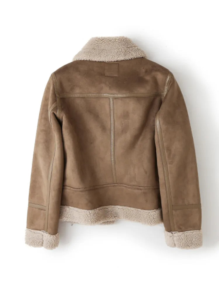 Bomber femme tendance, vêtement d'extérieur chaud et stylé, apportant confort en hiver.