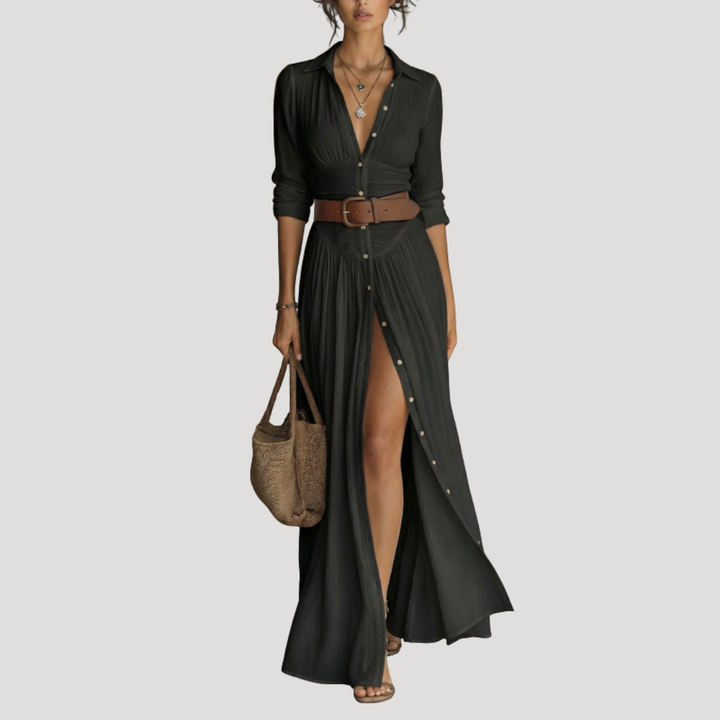 Femme souriante portant une robe chemise longue boutonnée, idéale pour un look décontracté et stylé.