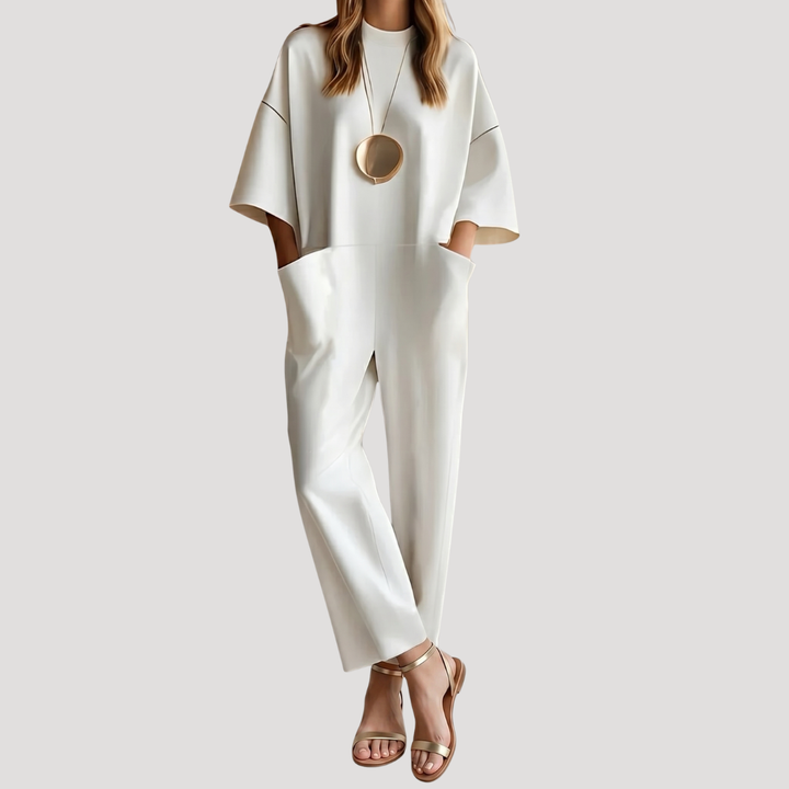 Combinaison femme oversize chic et décontractée printemps-été, coupe ample moderne offrant confort et style polyvalent.