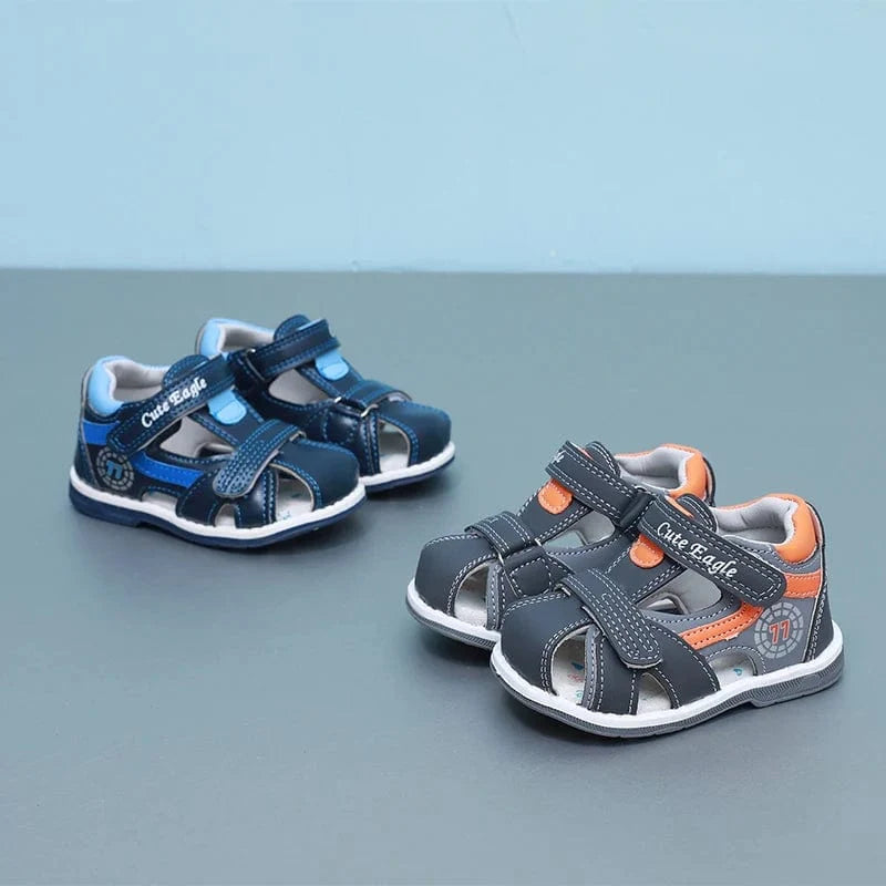 Sandales orthopédiques bleu orange pour bébé garçon, conçues pour un excellent maintien et développement du pied.