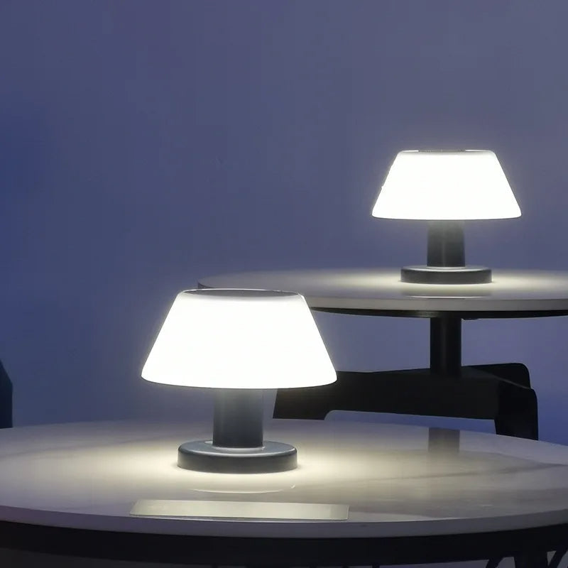 Lampe de table solaire LED élégante, parfaite pour illuminer votre jardin ou terrasse. Idéale pour l'extérieur.