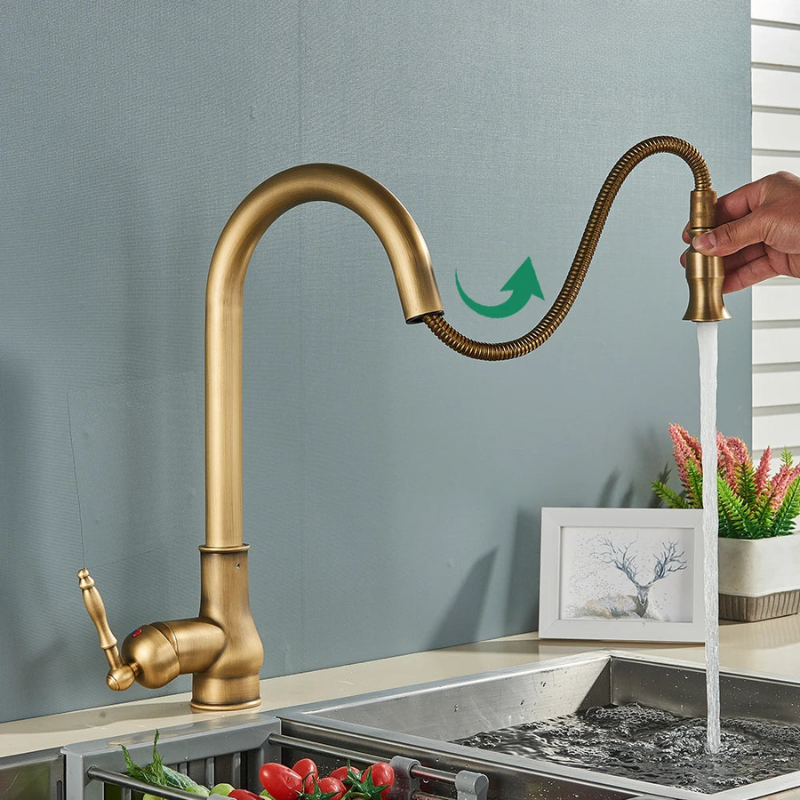 Mitigeur cuisine BrassElegance laiton noir mat, bec pivotant. Finition élégante pour cuisine moderne.