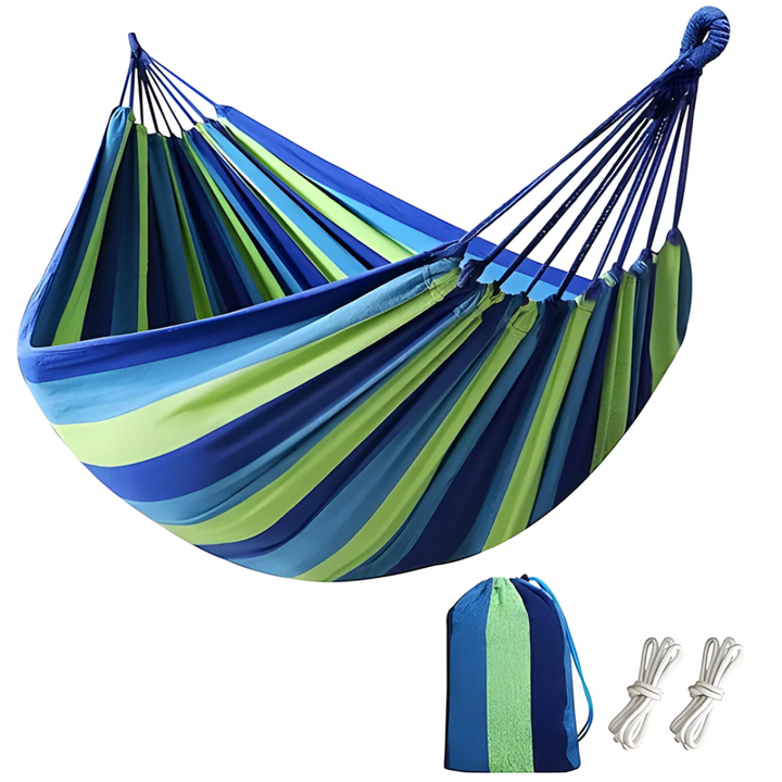 Hamac de jardin rayé multicolore pour des moments de pure détente estivale en plein air.