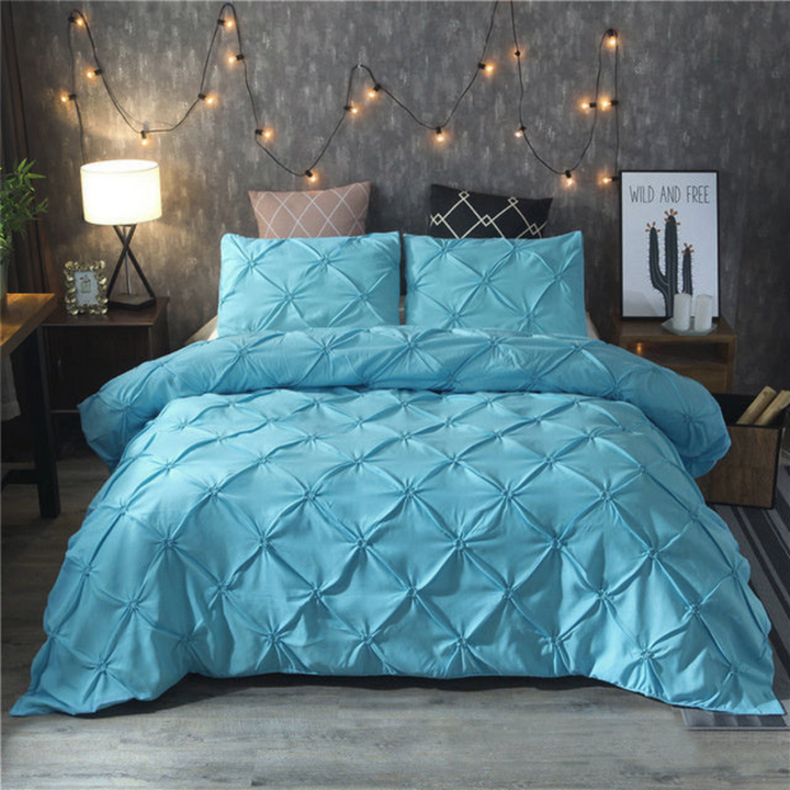 Chambre à coucher avec housse de couette élégante. Crée une ambiance moderne et propice au sommeil réparateur.