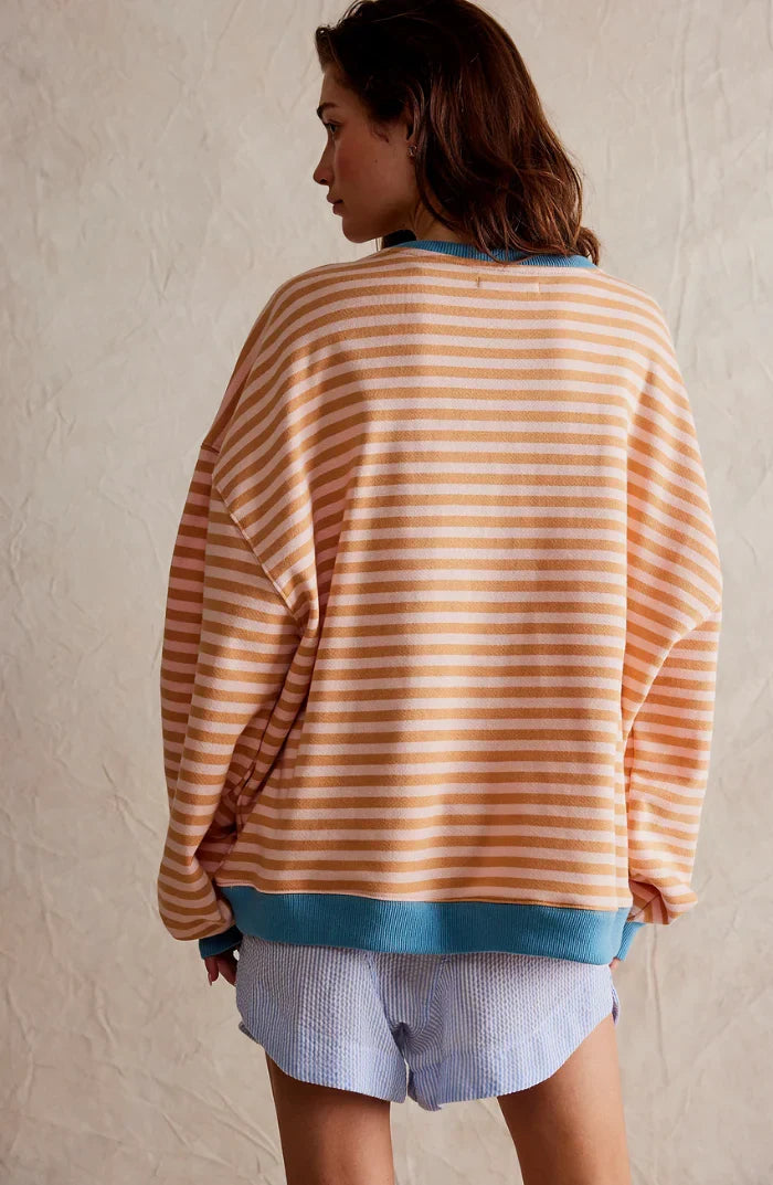 Sweatshirt femme oversize à rayures, doux et confortable. Parfait pour la mode décontractée.
