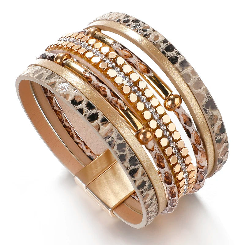 Accessoire mode femme: Bracelet en cuir motif serpent multicouche, style bohème chic. Idéal comme cadeau.