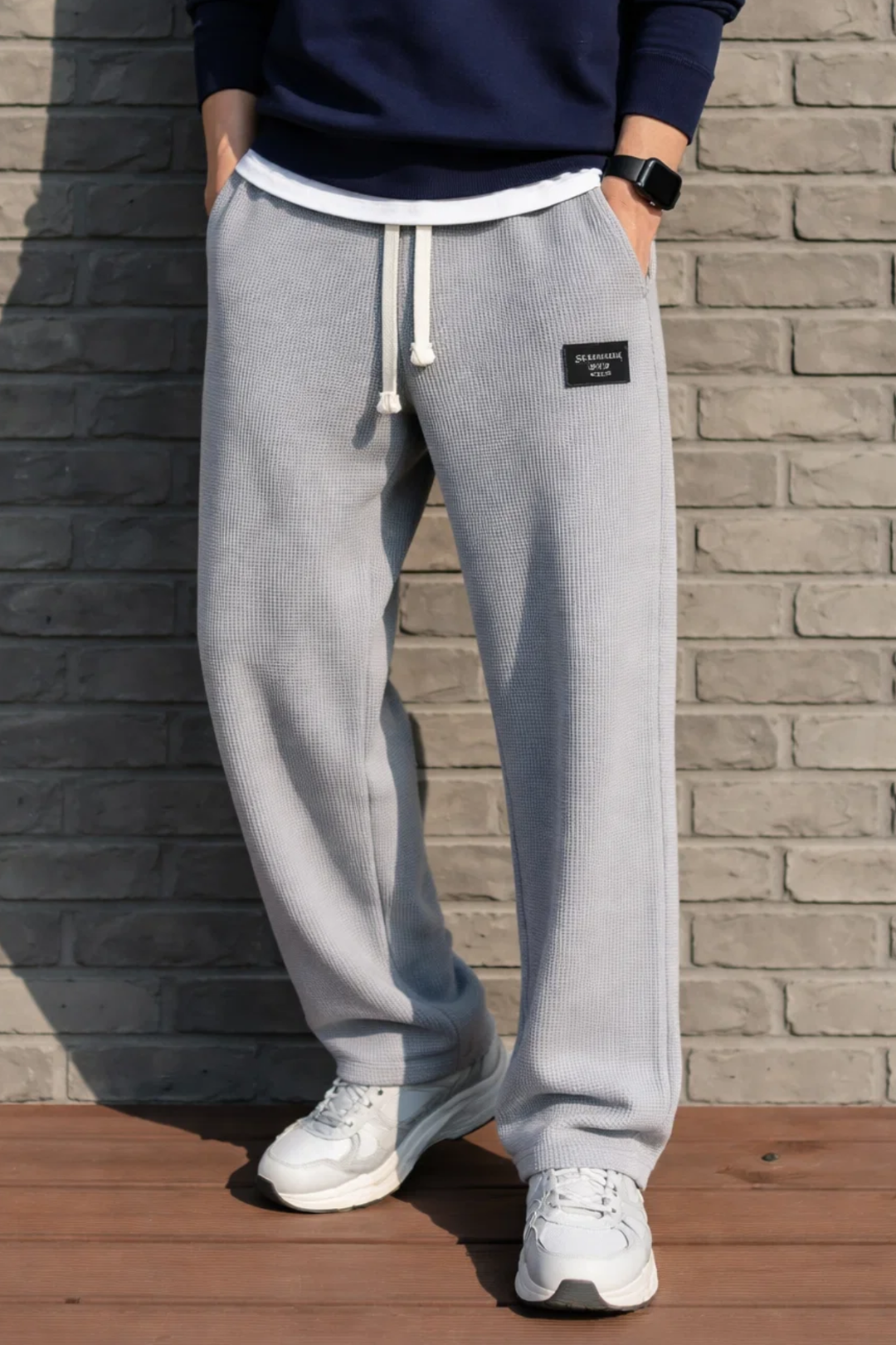 Pantalon homme Lucas élégant avec chemise, parfait pour un style mode masculine raffiné et polyvalent.