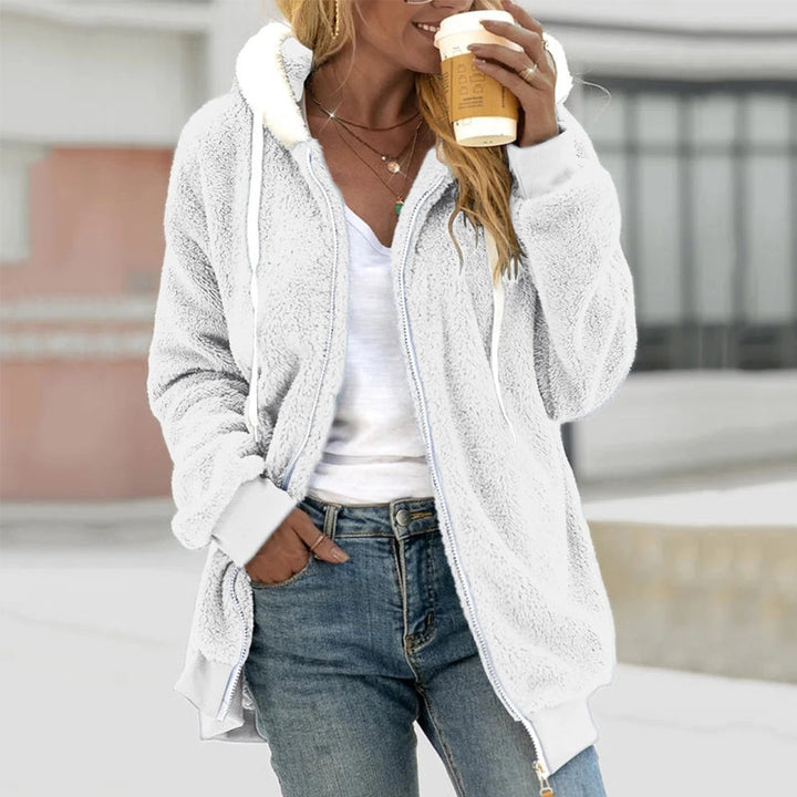 Veste hiver femme zippée à capuche, décontractée pour un confort optimal et la chaleur.