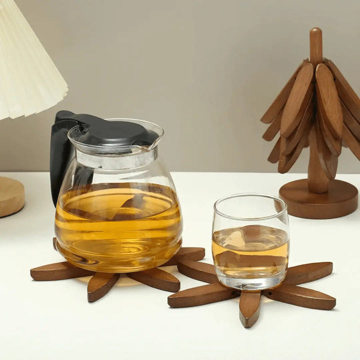 Lot de sous-verres en bois naturel (noyer, cendre) pour décoration de table moderne et écologique.