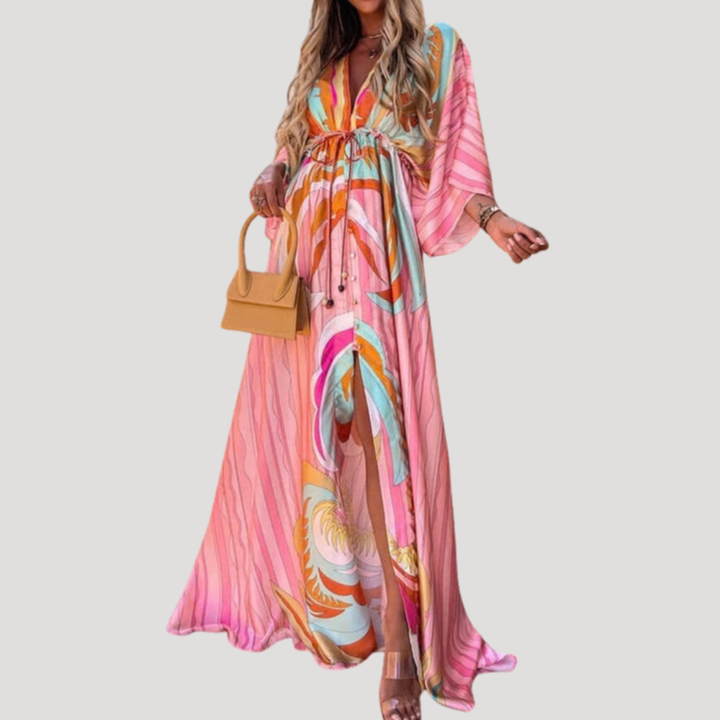 Femme portant une robe fluide rose à imprimé floral, parfaite pour un look d'été élégant ou décontracté.
