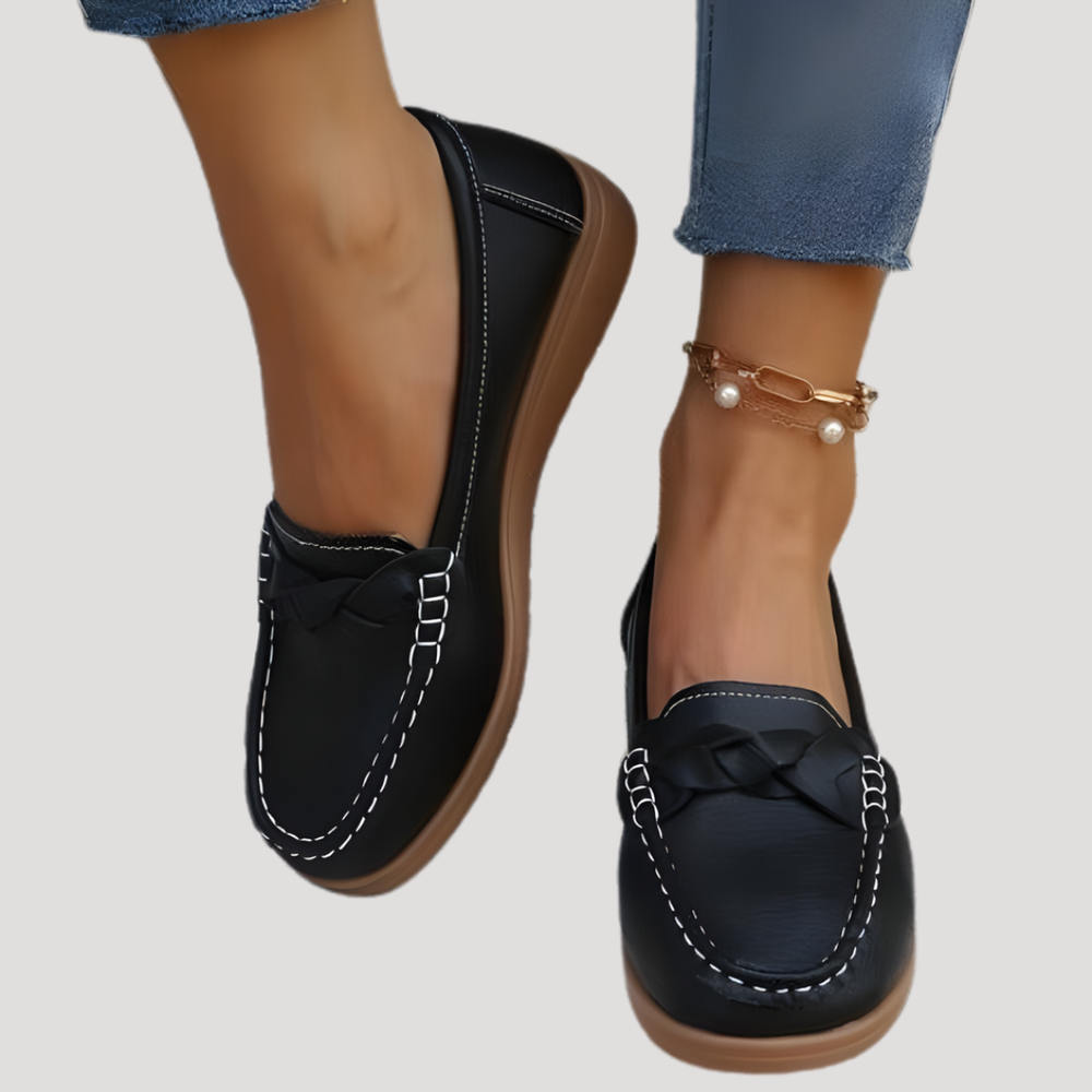Gros plan sur les mocassins femme avec nœud délicat, alliant confort et élégance pour vos tenues estivales.
