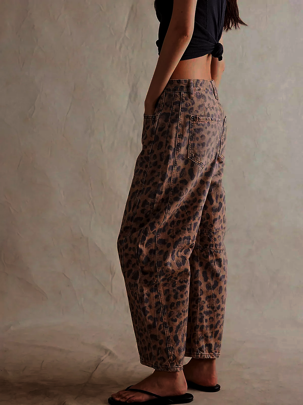 Pantalon jean femme taille haute, coupe large tendance, look moderne et chic décontracté assuré.