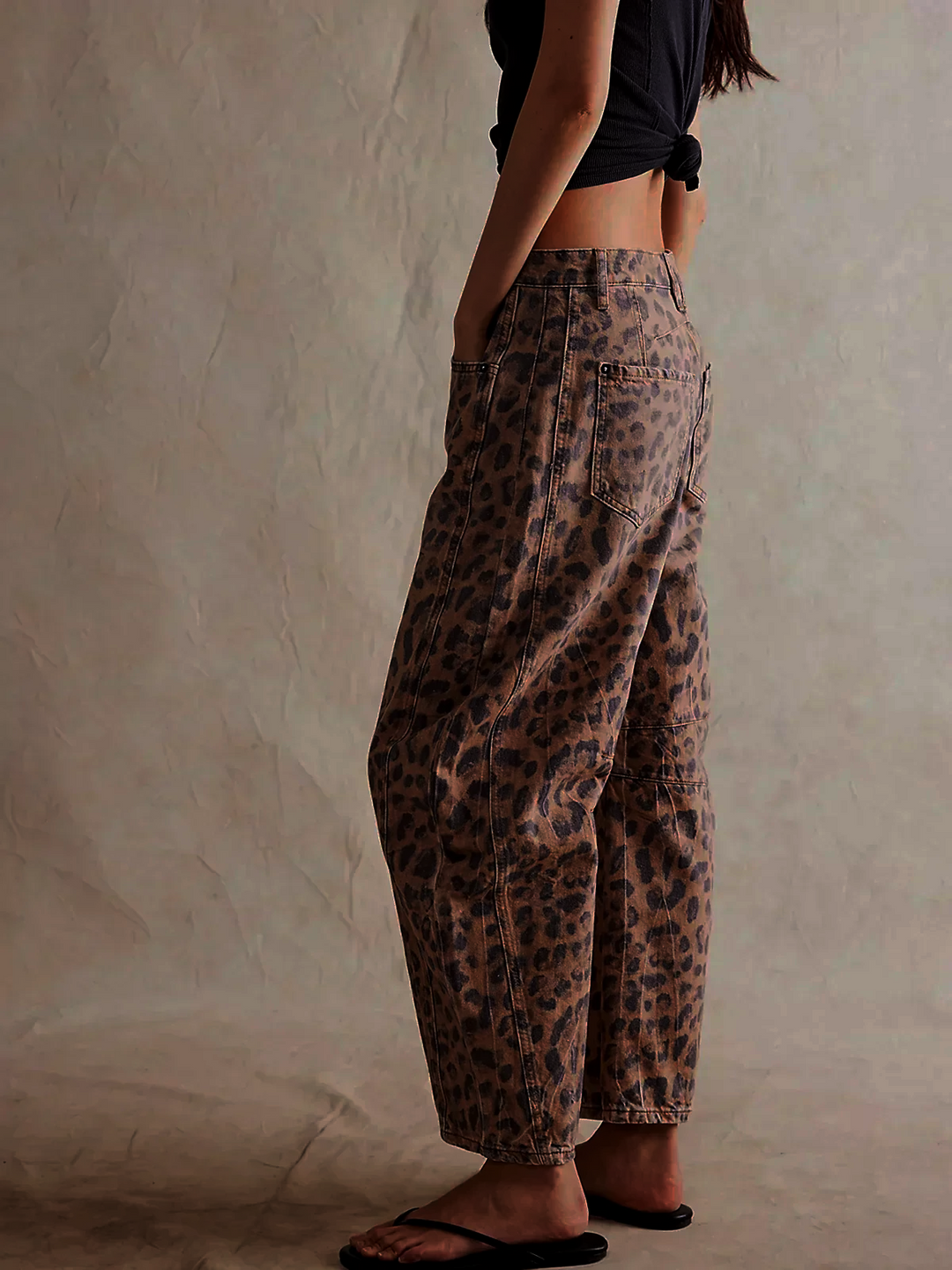 Pantalon jean femme taille haute, coupe large tendance, look moderne et chic décontracté assuré.