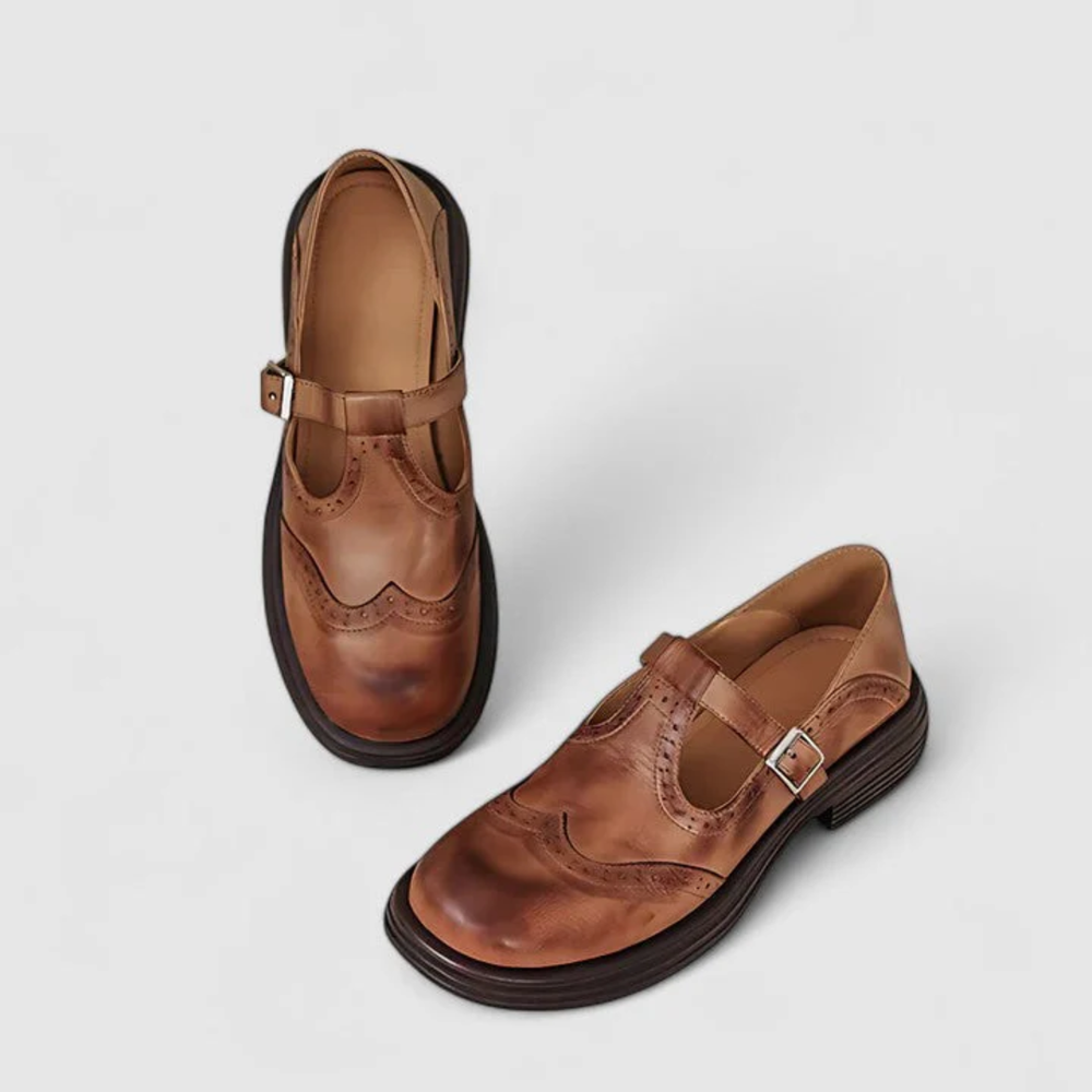 Mary Jane plates en cuir brun, confortables et élégantes, idéales pour un look décontracté ou classique.