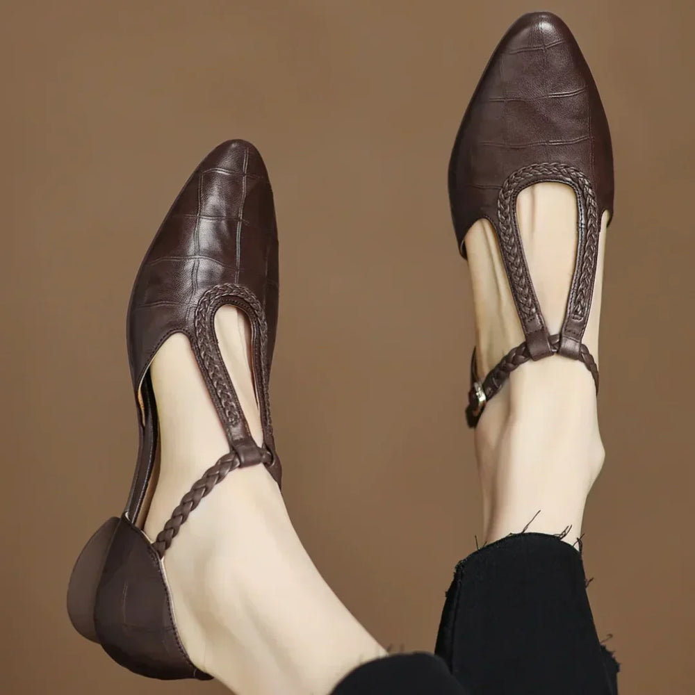 Chaussures plates pour femmes avec bride tressée, alliant confort et élégance décontractée. Idéales printemps/été.