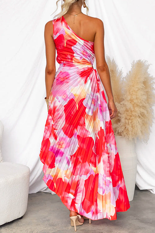 Élégante robe d'été fleurie asymétrique pour femme, avec plis. Parfaite pour une tenue chic ou casual estivale.