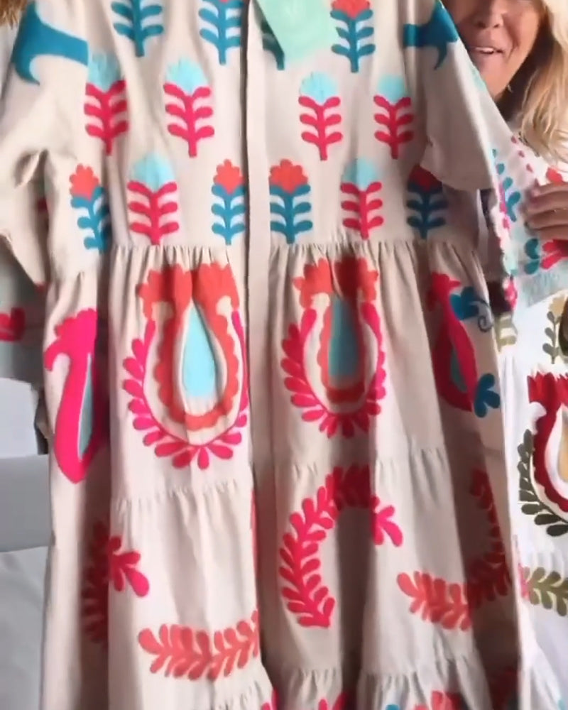 Vêtement femme: robe midi fluide à fleurs, col revers, style décontracté pour l'été.