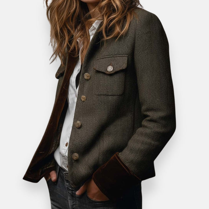 Veste femme élégante et structurée, pour un style chic au bureau ou une soirée. Tendance mode printemps/automne.