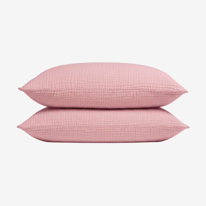 Douces taies d'oreiller en coton hypoallergénique, idéales pour la décoration et le confort de votre lit.