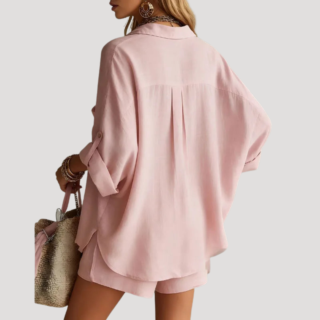 Tenue de loisir femme, ensemble chemise et short idéal pour un look décontracté chic et confortable en été.