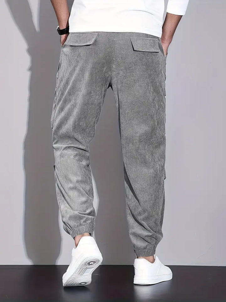 Pantalon cargo homme confort ultime, coupe ajustée. Essentiel pour un style urbain moderne et casual.