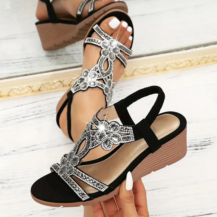 Élégantes sandales femme compensées avec motifs floraux, idéales pour printemps-été, grand confort.