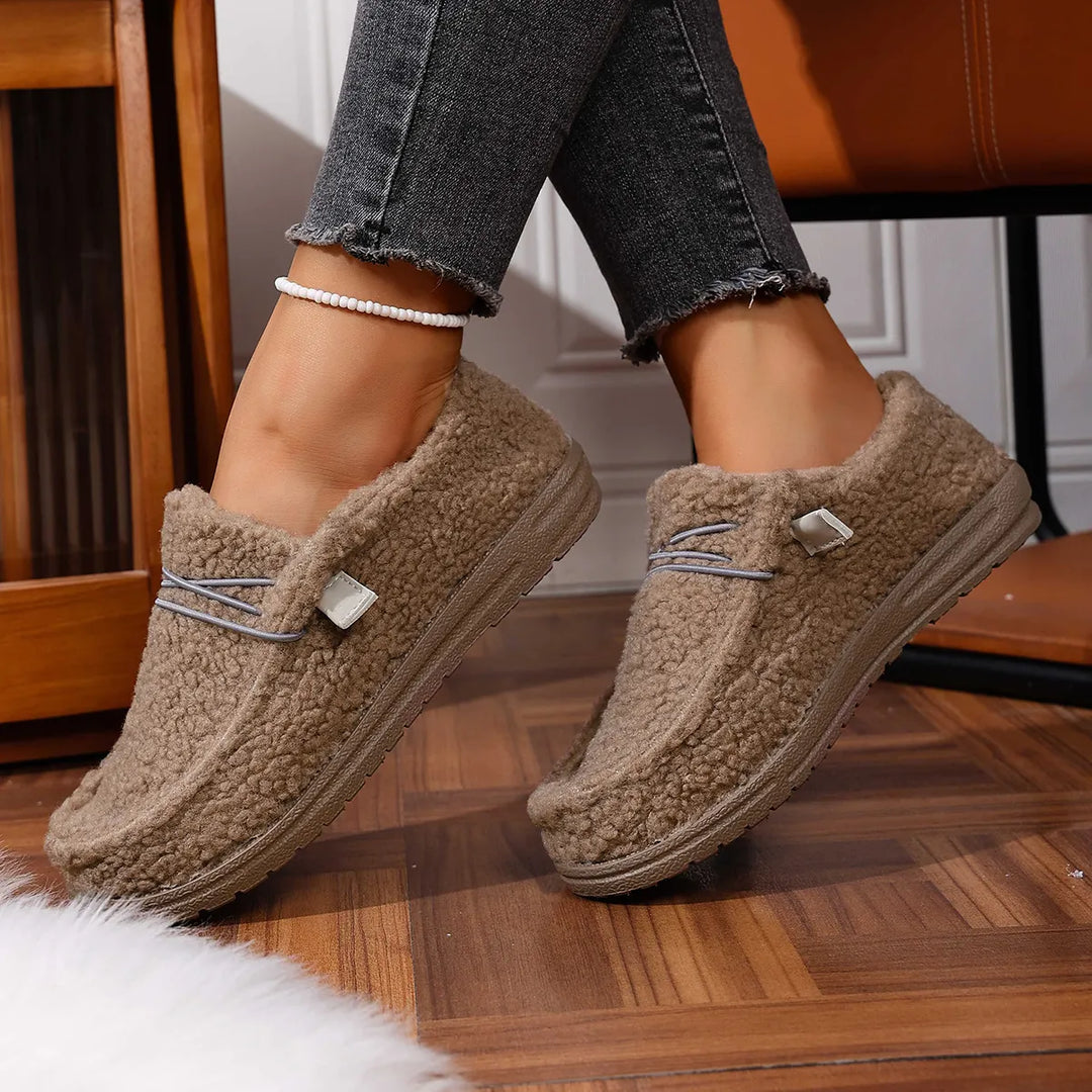 Pantoufles hiver femme en teddy, garantissant chaleur et confort douillet pour vos pieds.