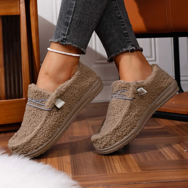 Pantoufles hiver femme en teddy, garantissant chaleur et confort douillet pour vos pieds.