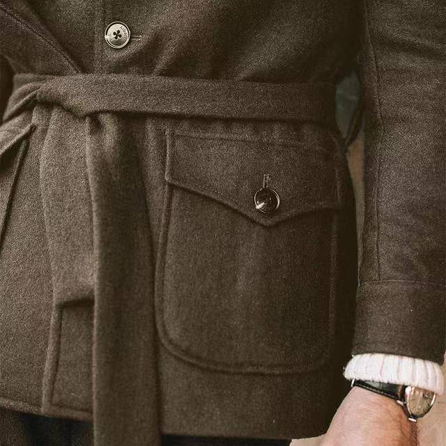 Veste chic homme ceinturée verte, coupe-vent élégant pour l'automne, allie confort et mode masculine.