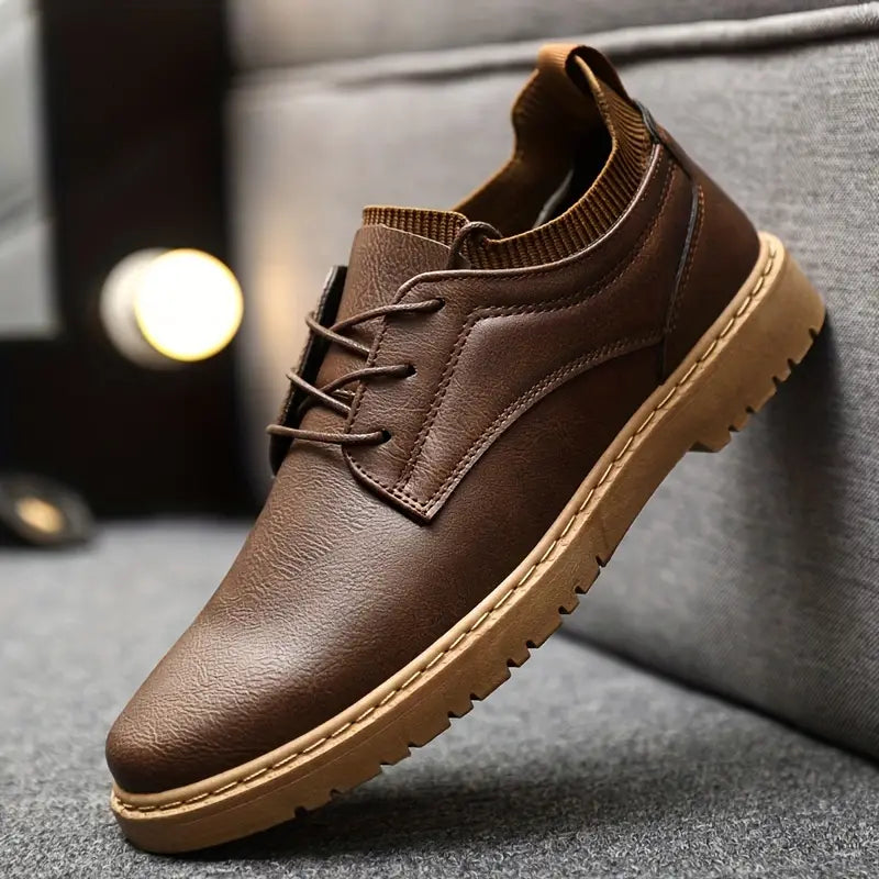 Chaussures de marche marron pour hommes, à lacets, offrant confort et style décontracté pour le quotidien.