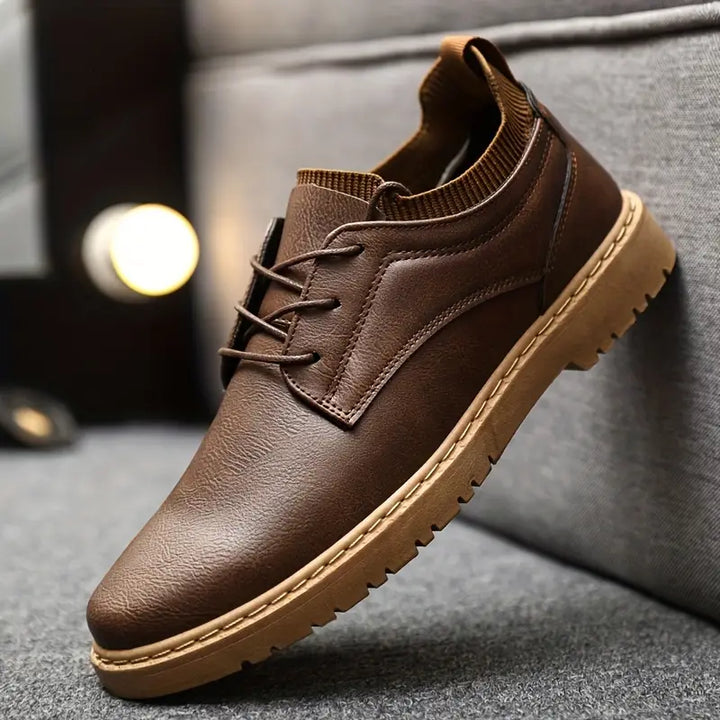 Chaussures de marche marron pour hommes, à lacets, offrant confort et style décontracté pour le quotidien.