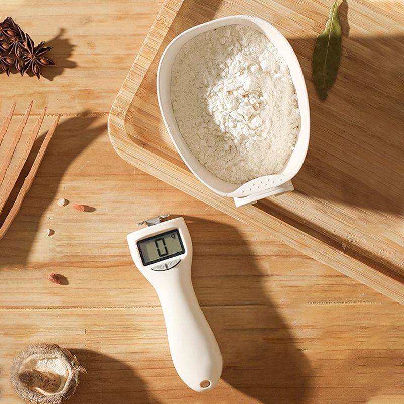 Écran numérique PerfectScoop affichant mesure précise. Balance cuillère électronique pour ingrédients de cuisine.