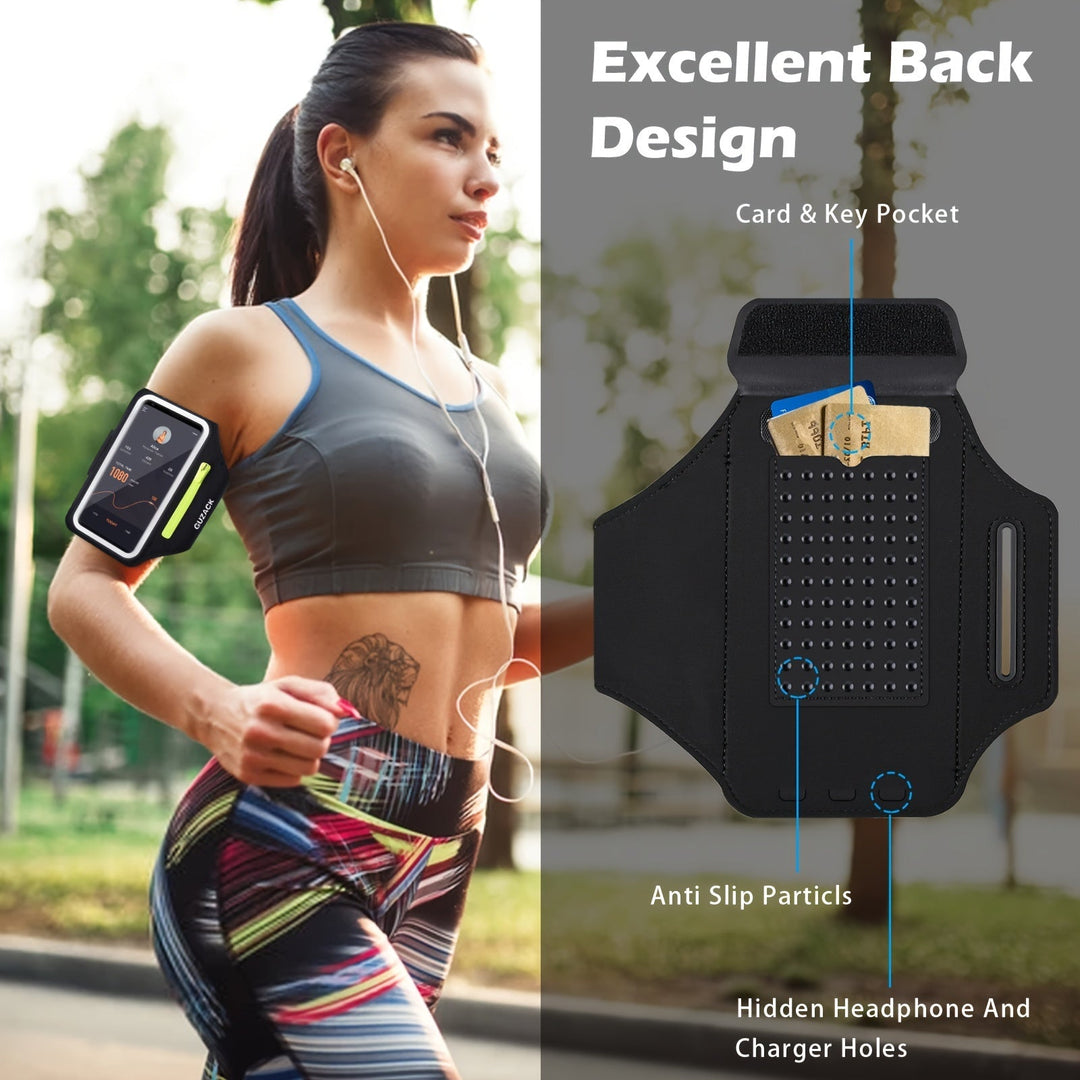 Accessoire de jogging: brassard téléphone ajustable vert avec poche écouteurs. Pour une pratique sportive libre.