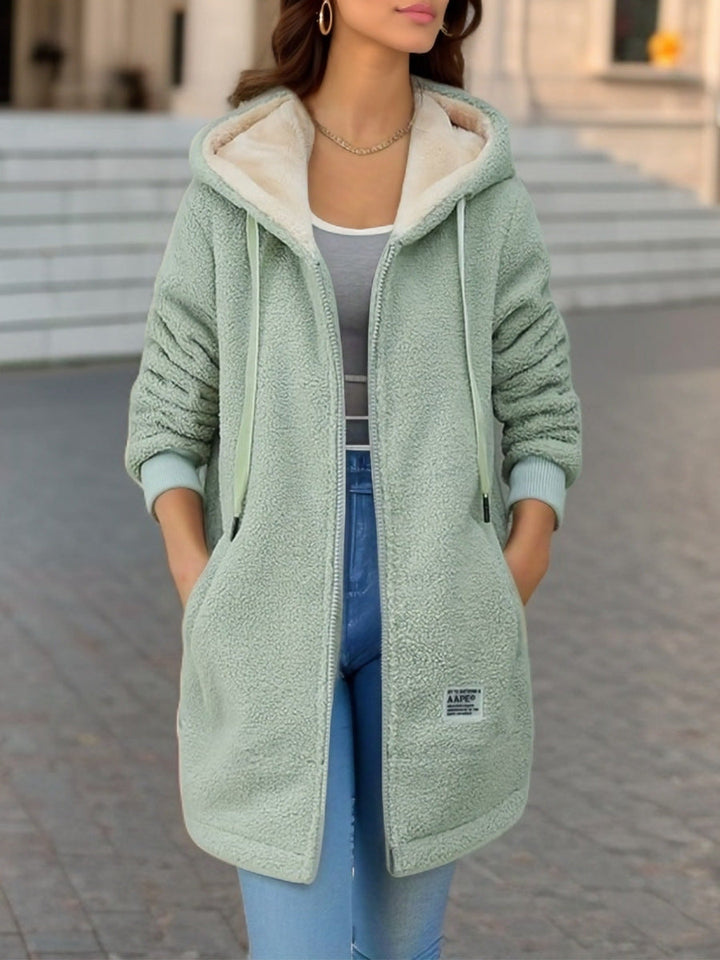 Veste femme chaude et zippée avec capuche, ultra confortable pour l'automne et l'hiver. Parfaite pour le quotidien.