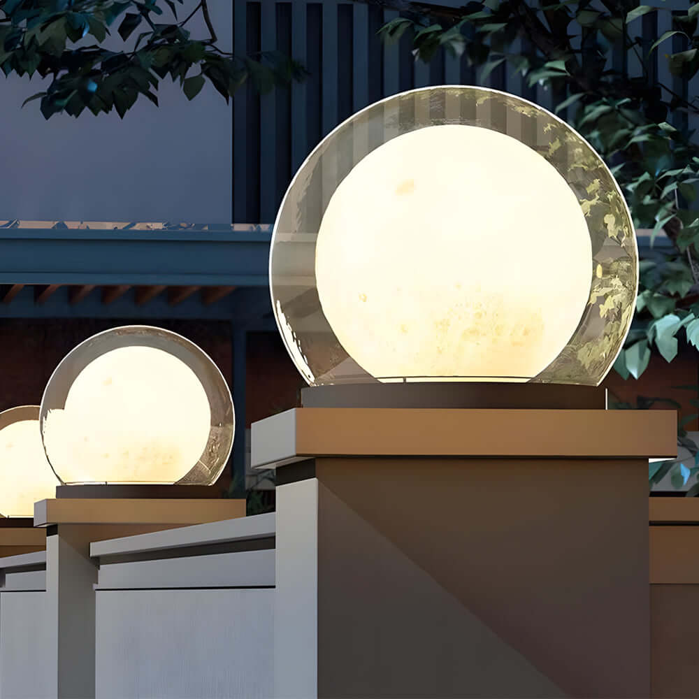 Lampe de jardin LED robuste. Résistante aux intempéries, cet éclairage extérieur assure durabilité.