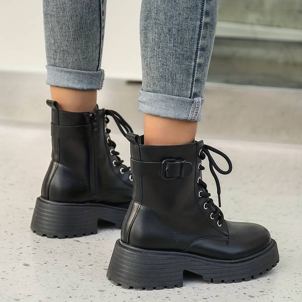 Chaussures d'hiver chic pour femmes. Bottes chaudes et confortables, style automne-hiver, un must-have mode.