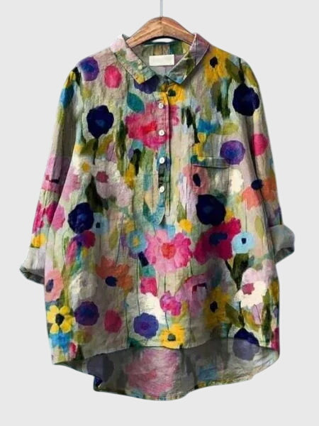 Imprimé floral tendance sur cette blouse femme, un choix chic et moderne pour l'été.