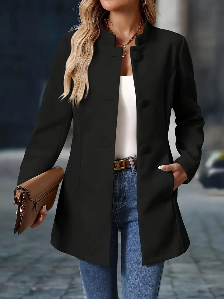 Veste d'hiver femme, col montant, coupe mi-longue, détails boutonnés, pour une allure distinguée.