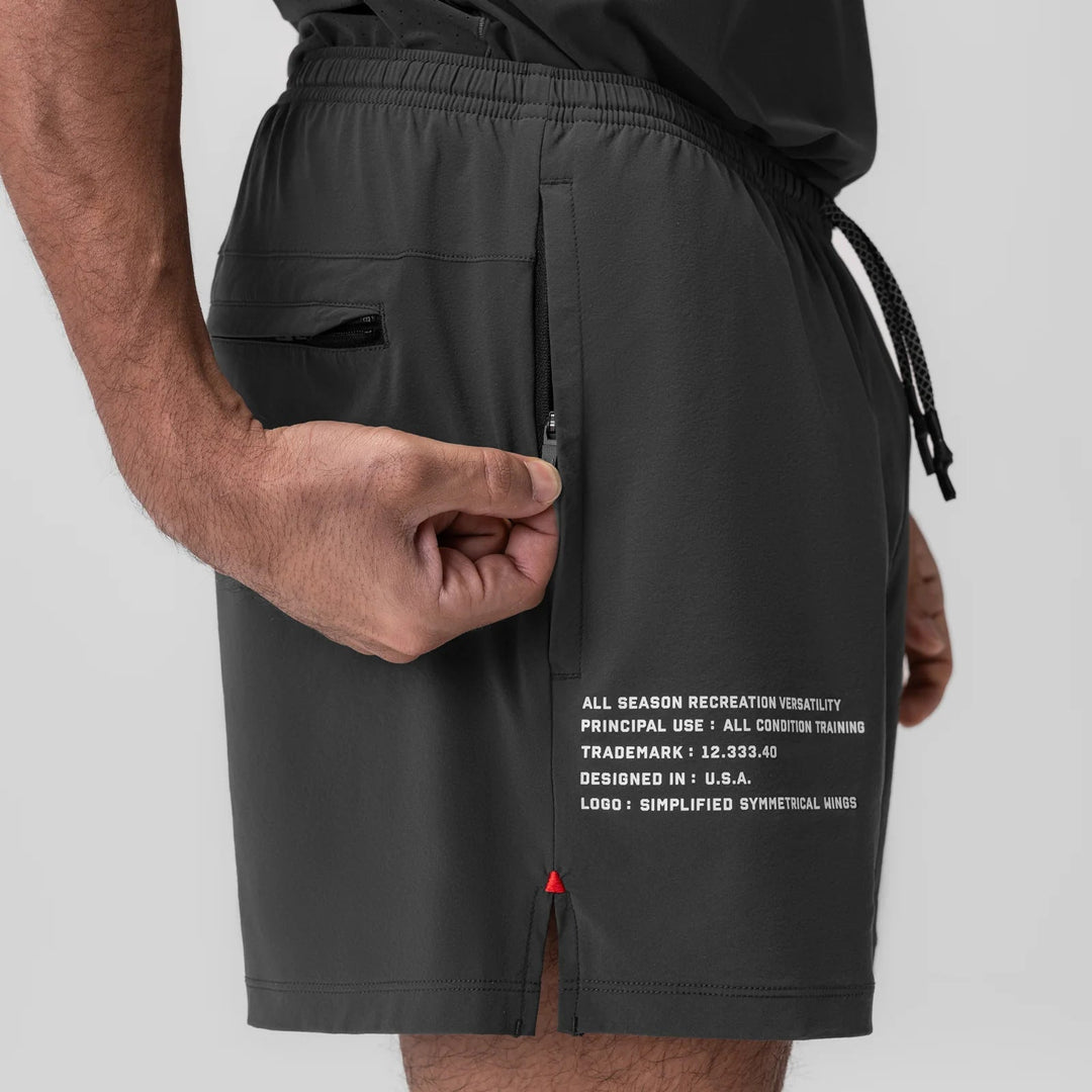 Homme portant un short de sport léger et confortable, actif en pleine séance d'entraînement.
